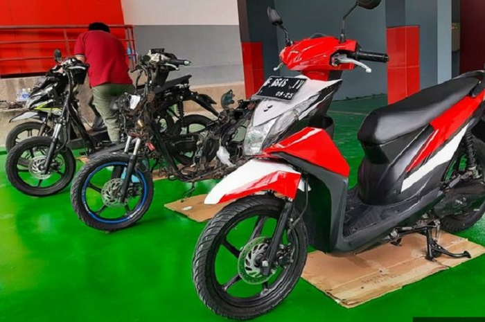 Ilustrasi konversi motor listrik. Mesin motor bensin yang ditarik saat konversi harus ikhlas dihancurkan.