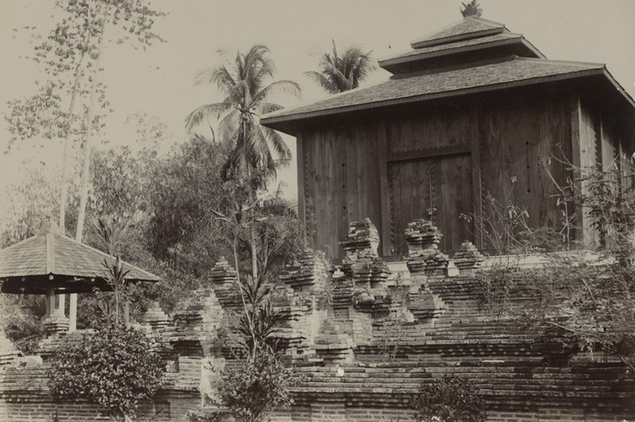 Pemberontakan pertama yang harus dihadapi Amangkurat I saat menjadi raja Mataram Islam datang dari adiknya sendiri, Pangeran Alit.