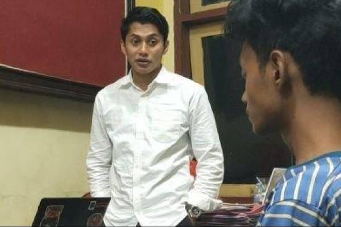 Kasat Reskrim Polres Bangkalan AKP Bangkit Dananjaya saat menginterogasi SS.