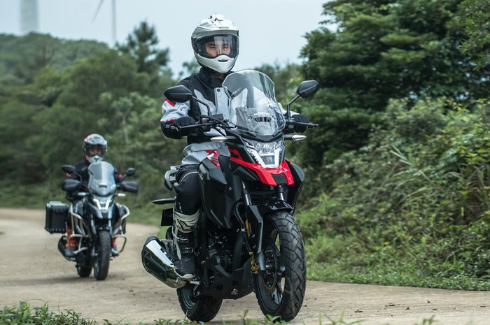 Meluncur motor touring terbaru Honda CB190X saudara Honda CB150X.