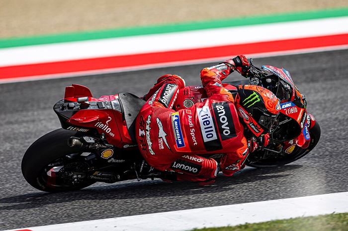 Francesco Bagnaia memenangkan Sprint Race MotoGP Italia 2023. Marc Marquez terganggu hujan dan kesulitan untuk tiga besar. 