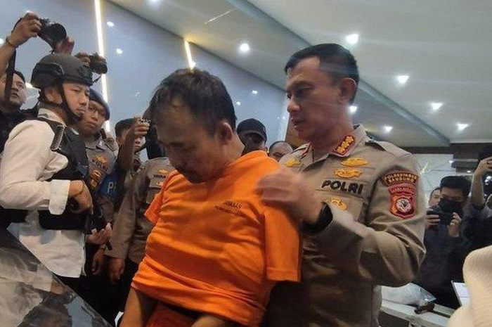 Pelaku pembunuhan yang mayatnya dibungkus plastik di Gang Family RT/RW 02/05, Jalan Raya Cijerah Kelurahan Cibuntu, Kecamatan Bandung Kulon, diringkus polisi. Dia dihadirkan dalam ungkap kasus di Mapolrestabes Bandung, Senin (12/6/2023). 