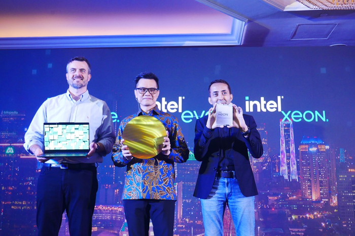 Intel juga memperkenalkan 4th gen Xeon Processor di Indonesia, (dari kiri ke kanan : Dino Strkljevic, Client Business Lead,  Intel - Southeast Asia and ANZ,  Simon Chan, Managing Director, Sales, Marketing & Communications Group, Intel - Southeast Asia, South Asia and ANZ, dan Ayush Batra, Regional Director of Technology Enablement,  Intel - Southeast Asia and ANZ)