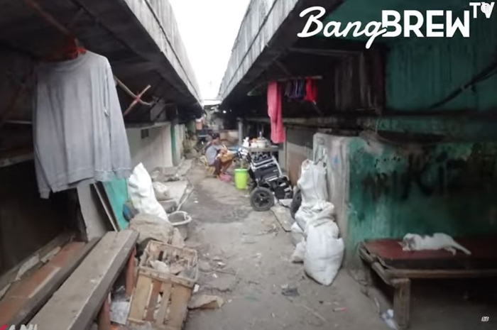 Situasi kampung di kolong jalan tol daerah jakarta yang viral