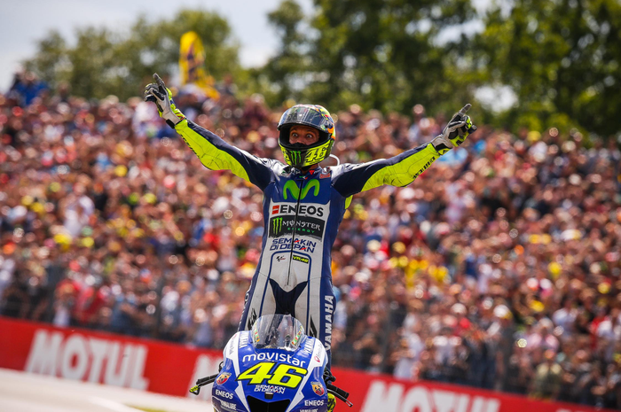Valentino Rossi merayakan kemenangan MotoGP Assen 2015 setelah duel hebat dengan Marc Marquez