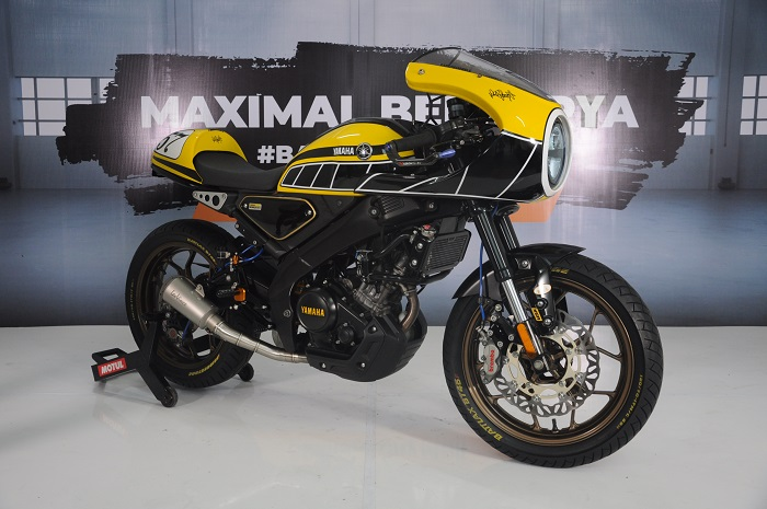 Ganteng banget, modifikasi motor Yamaha XSR 155 cafe racer bertema Yamaha 50th Anniversary.
