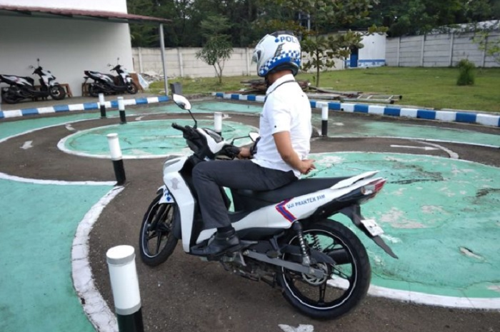 Proses pembuatan SIM di Indonesia sulit dan mahal biayanya, polisi langsung komentar begini.