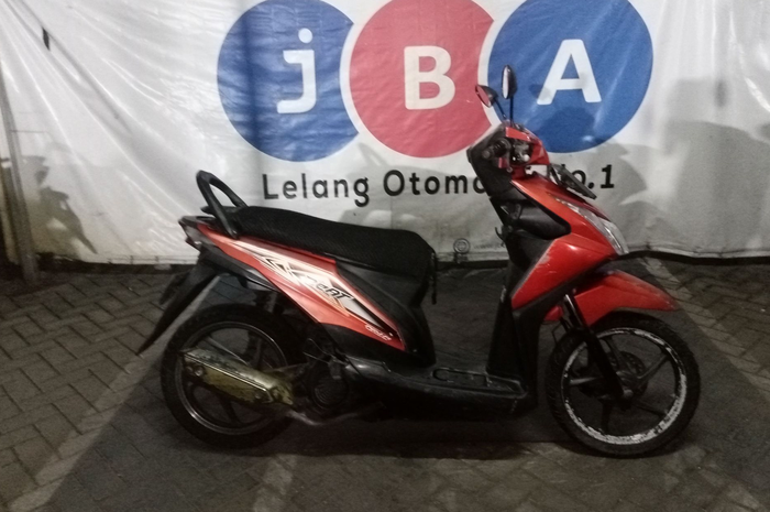 Motor murah Honda BeAT warna merah dilelang Rp 1 juta.