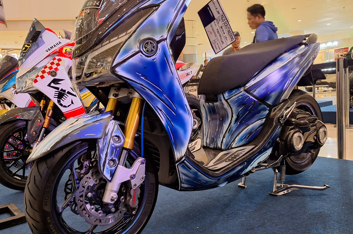 Modifikasi motor airbrush body dengan motif kartun atau komik. Modal mulai Rp 3 jutaan.