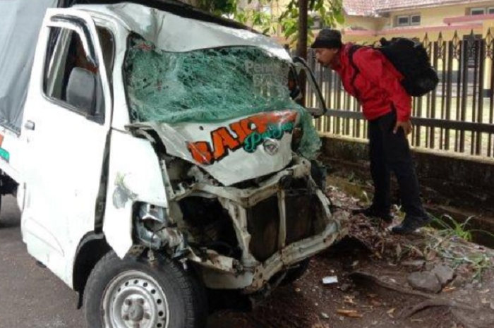 Kecelakaan maut melibatkan motor Suzuki Satria FU lawan Gran Max di Malang Jawa Timur, dua orang tewas seketika.