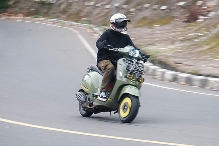 Modifikasi motor Vespa Sprint gaya touring pasang fog lamp.