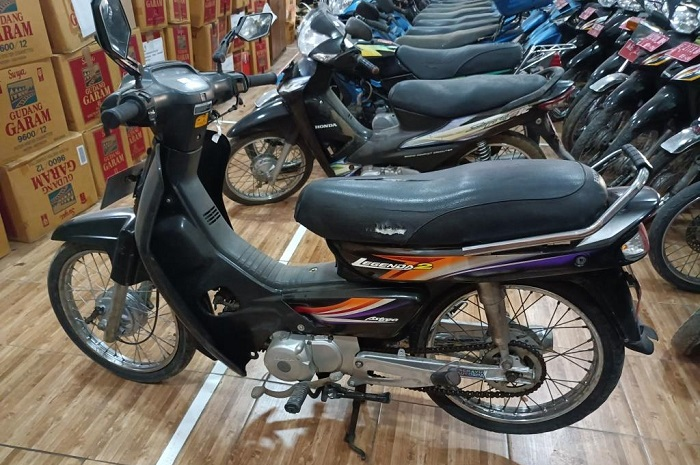 Motor murah Honda Astrea Legenda dijual secara lelang.