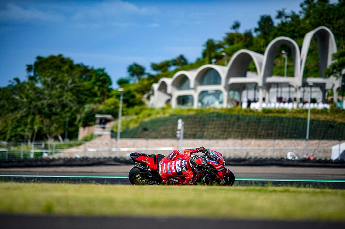Harga tiket MotoGP Indonesia 2023 di sirkuit Mandalika akan segera dipublikasikan dengan jumlah tiket lebih banyak dibanding tahun lalu. 