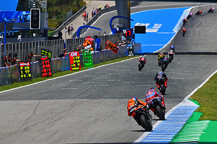 Bukan papan sembarangan, pit board perannya penting jadi kanal curhat dan komunikasi tim dengan pembalap di balapan MotoGP
