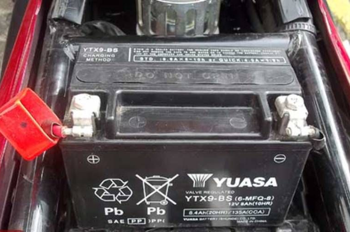 Ilustrasi aki motor. Pengen aki motor awet gak perlu keluar duit banyak dijamin lebih stabil dan gampang starter.
