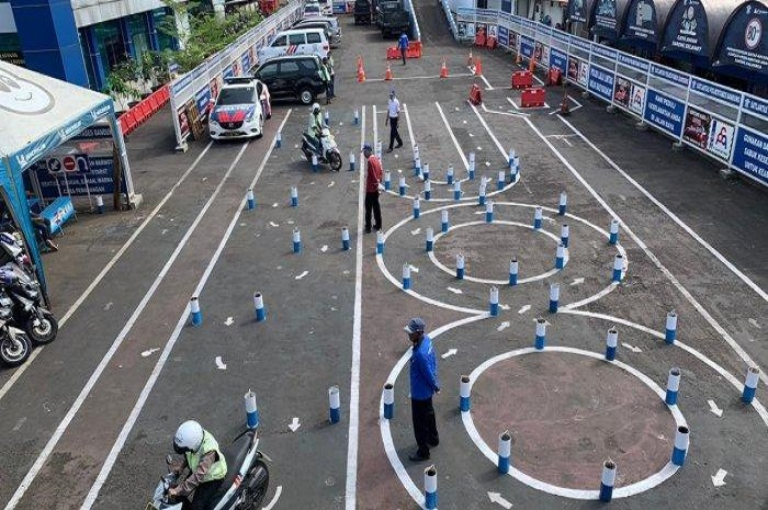 Ilustrasi ujian praktik SIM C materi zigzag dan angka 8 yang masih diterapkan