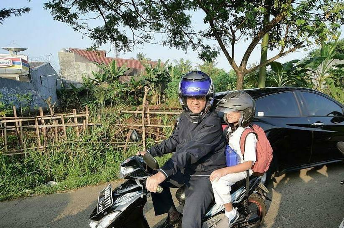 Anies Baswedan mengunggah foto naik Yamaha Mio, netizen malah fokus ke plat nomor mati