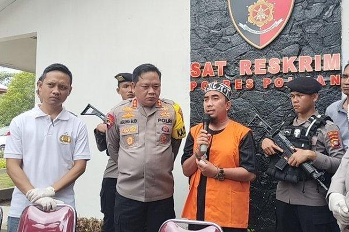 Ustas Zulfikar saat menyampaikan permohonan maaf kepada seluruh masyarakat saat konferensi pers di Mapolres Polman, Jl Ratulangi, Pekkkabata, Polman, Selasa (10/7/2023). 
