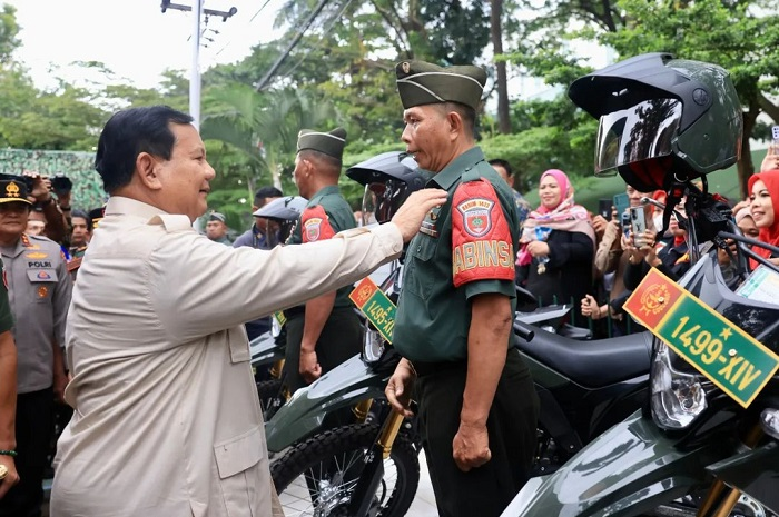 Menhan Prabowo Subianto menyerahkan motor trail Honda CRF 150L secara simbolik kepada Babinsa Kodam XIV Hasanuddin di Koramil 1408-06 Mamajang, Kota Makassar, Sulawesi Selatan Kamis (13/7/2023).