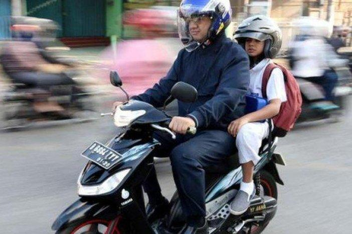Helm Anies Baswedan yang bikin geger netizen