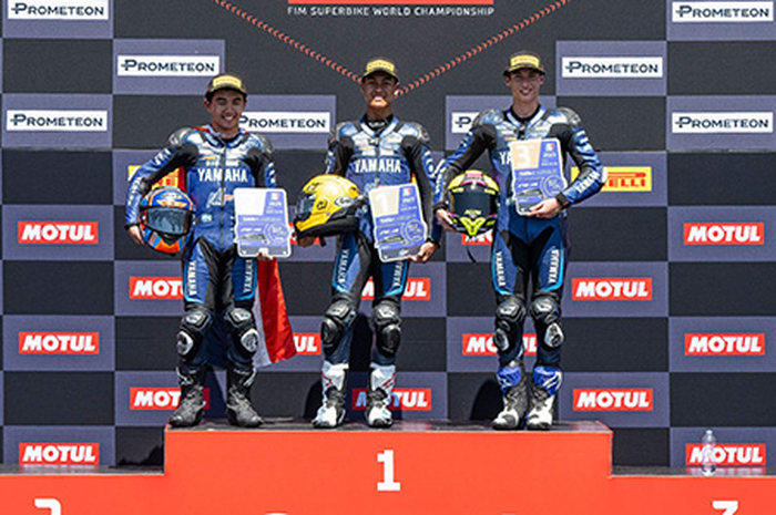 Pembalap Indonesia Aldi Satya Mahendra (tengah) juara 2 race sekaligus di Yamaha R3 bLU cRU Italia di sirkuit Imola, (15/7/2023)