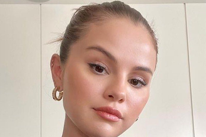 Ilustrasi makeup natural Selena Gomez
