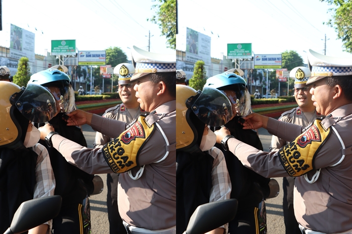 Polisi kasih helm gratis saat razia Operasi Patuh Candi 2023.