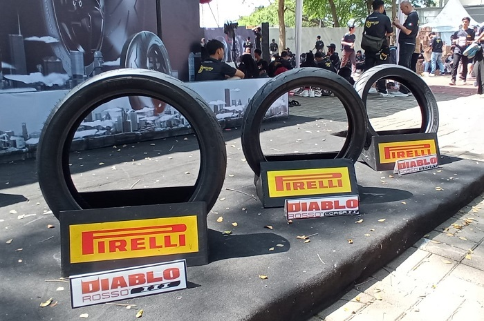 Ilustrasi ban motor Pirelli.