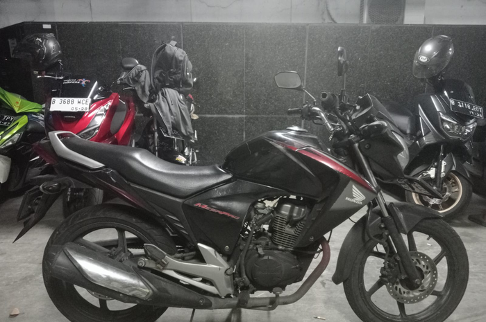 Lelang motor murah Honda MegaPro modal Rp 750 ribu aja. BPKB ada plat nomor hidup.