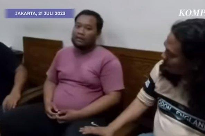 Menurut pengakuan D, kaki tangan sindikat jual beli ginjal, dirinya telah memberangkatkan 24 orang ke Kamboja. Dapat 2 juta dari masing-masing orang.
