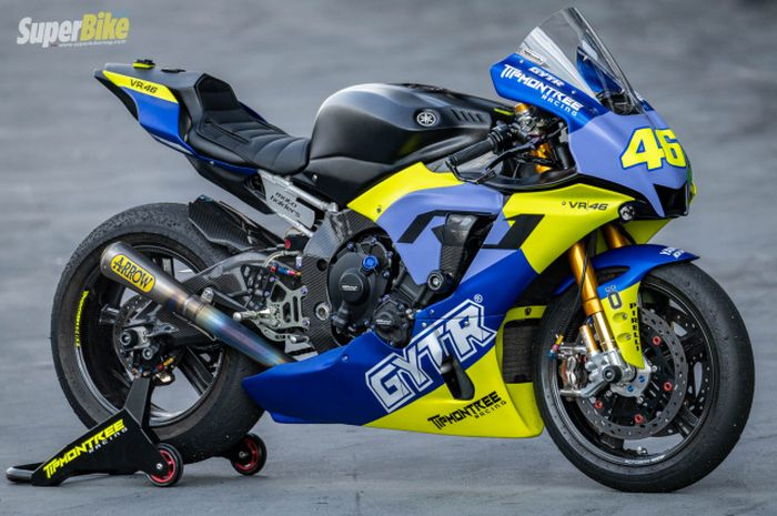 Super keren, modifikasi motor Yamaha R1 bertemakan Valentino Rossi. Pasang aksesoris balap siap turun di sirkuit!