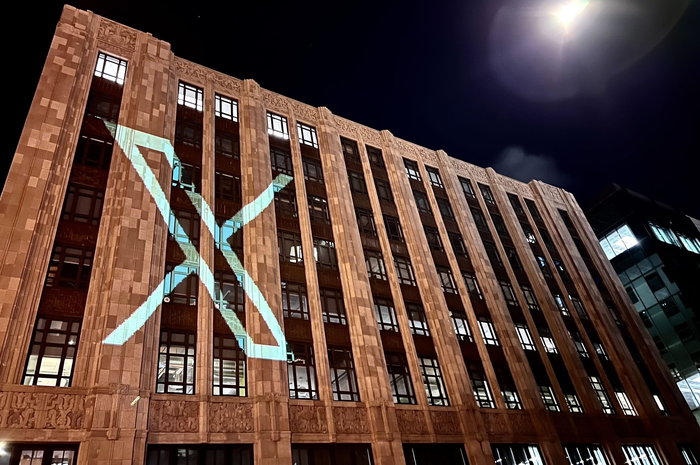 Logo X di gedung Twitter