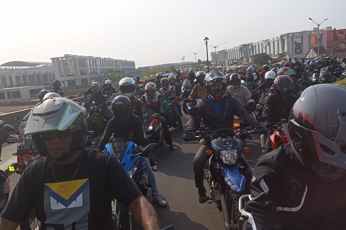 Komunitas-komunitas dari Kawasaki melakukan satmori dari Tanahabang ke PIK2 membelah Jakarta. 