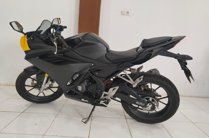 Lelang motor murah Honda CBR150R.