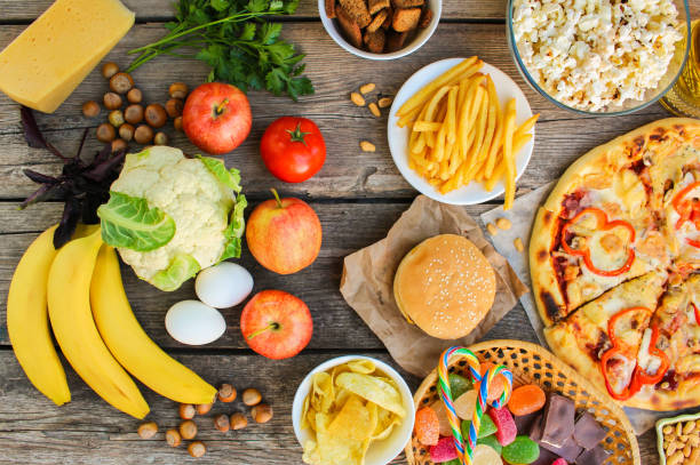Ilustrasi makanan sehat dan makanan enggak sehat