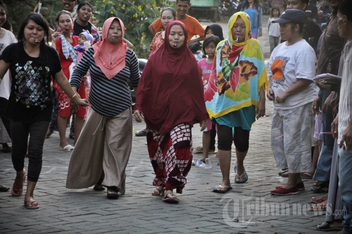 Sejumlah Ibu rumah tangga (IRT) mengikuti lomba lari kelereng di kawasan Paropo Makassar, Selasa (14/8). Lomba tersebut dalam rangka menyemarakkan perayaan HUT ke-72 Kemerdekaan ke-72 RI.
