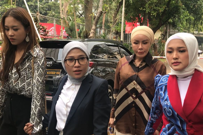 Finalis Miss Universe Indonesia 2023 melaporkan dugaan pelecehan seksual ke Polda Metro Jaya, Jakarta Selatan, Senin (7/8/2023).