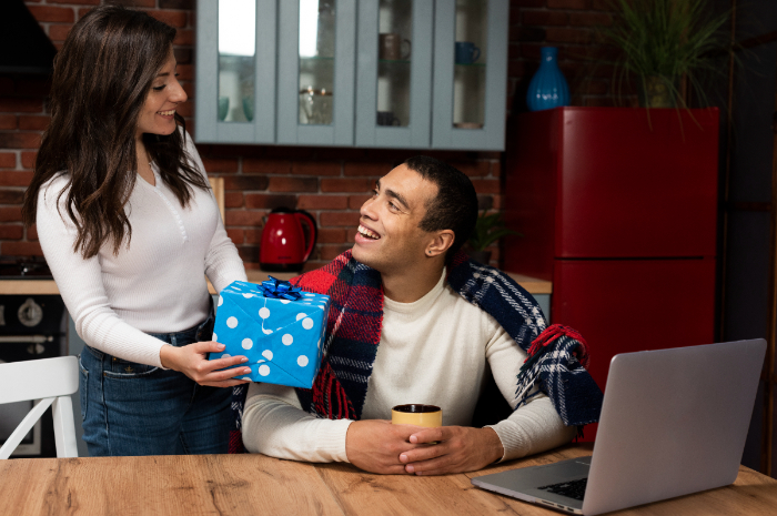 Ide hadiah untuk pasangan dengan love language receiving gift.