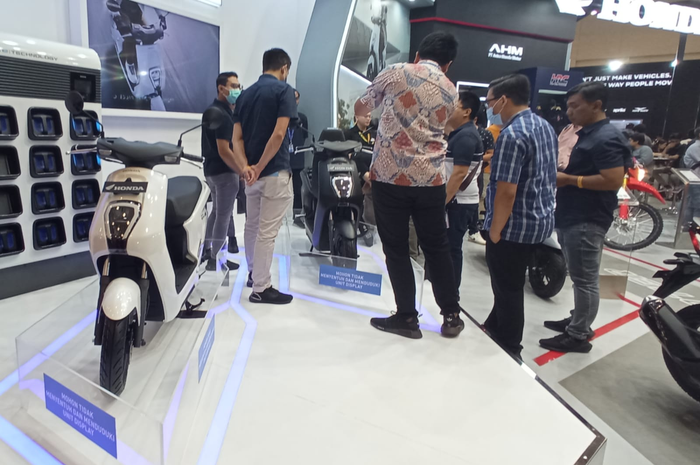 Motor listrik Honda EM1 e dihampiri pengunjung GIIAS 2023.