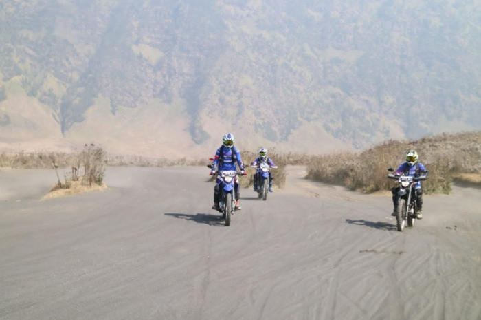 Naik motor di lautan pasir Gunung Bromo ada teknik dan aturannya agar tidak terjatuh. 