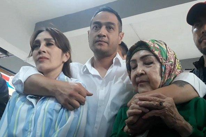 Ferry Irawan dan keluarganya di Bandara Halim Perdana Kusuma, Jakarta Timur 