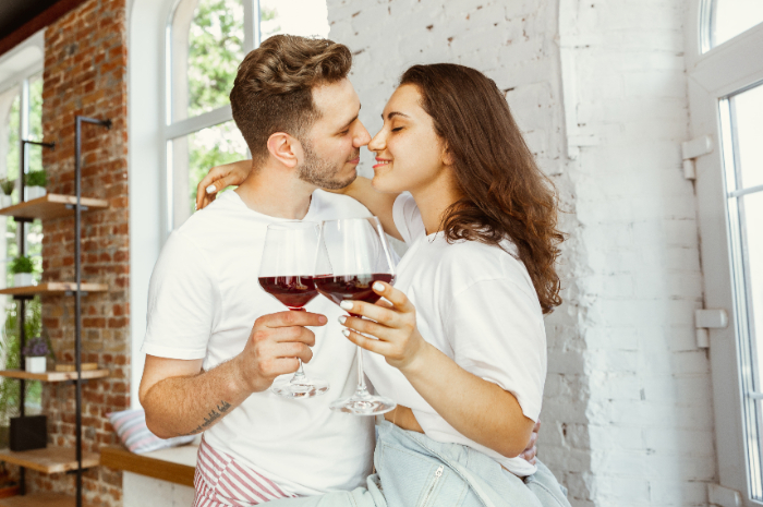 ilustrasi minum wine bareng pasangan