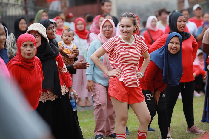 Artis Ayu Ting Ting menuai pujian setelah aksinya mengusir anak-anak di kampung dalam sebuah acara.