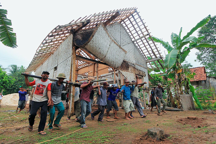 Puluhan warga Desa Sri Rejosari, Kecamatan Way Jepara, Kabupaten Lampung Timur, Lampung, bergotong royong memindahkan rumah milik salah seorang warga dari satu tempat ke tempat lain, Minggu (21/1/2014). Gotong royong adalah tradisi yang mengandung nilai-nilai luhur bagi bangsa Indonesia. Apakah makna penting yang ada dalam praktik gotong royong?