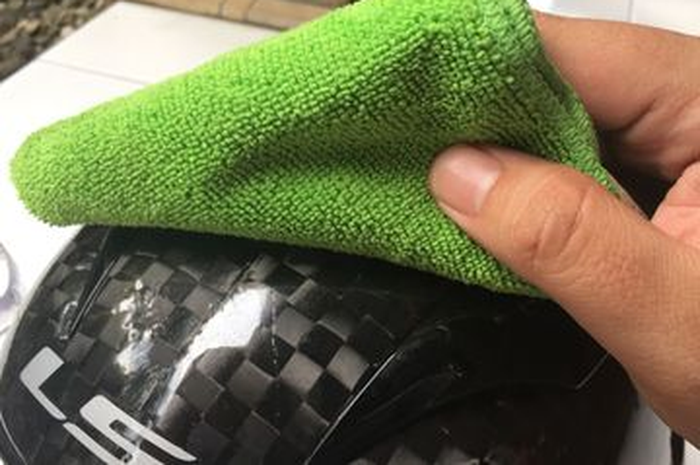 Membersihkan batok helm harus menggunakan kain microfiber. Begini peran pentingnya. 