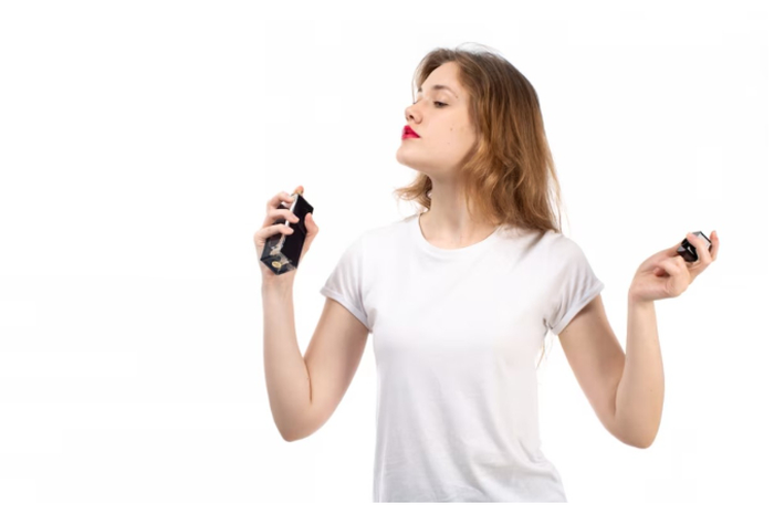 Ilustrasi menyemprotkan parfum