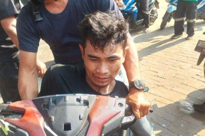 Maling motor kepergok beraksi di Jalan Ancol Timur, depan Gerbang Carnaval Ancol, Pademangan, Jakarta Utara, Selasa (29/8/2023) 
