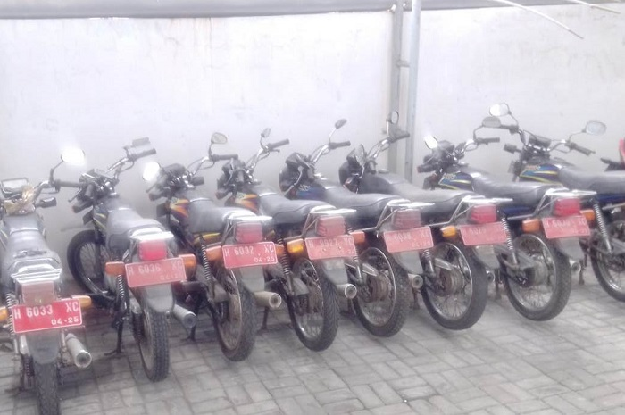 Paket lelang motor murah ada 8 unit Honda Win.