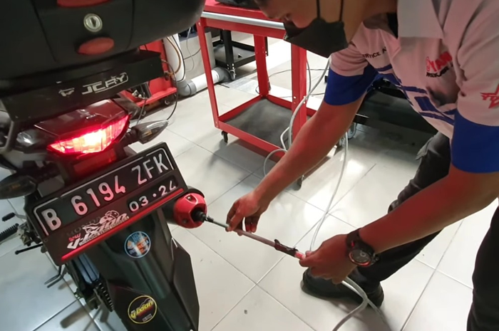 Ilustrasi uji emisi motor. Jika hasil uji emisi motor punya nilai O2 tinggi, apakah itu bagus atau jelek?