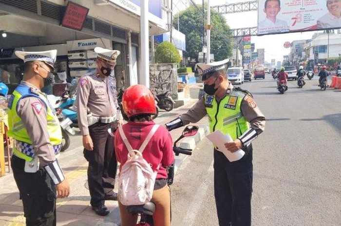 Polisi di Purwakarta, Jabar menilang pengendara sepeda listrik di Jalan Raya. Ada ketentuan hukum dan penggunaan. 